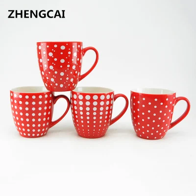 Tasse à café en céramique glacée de couleur rouge avec décalcomanies à pois